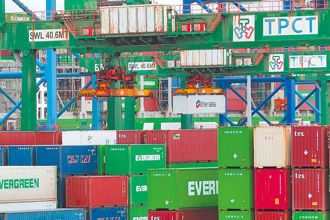 哈萨克斯坦客商在中国做中转仓：新疆有无限可能